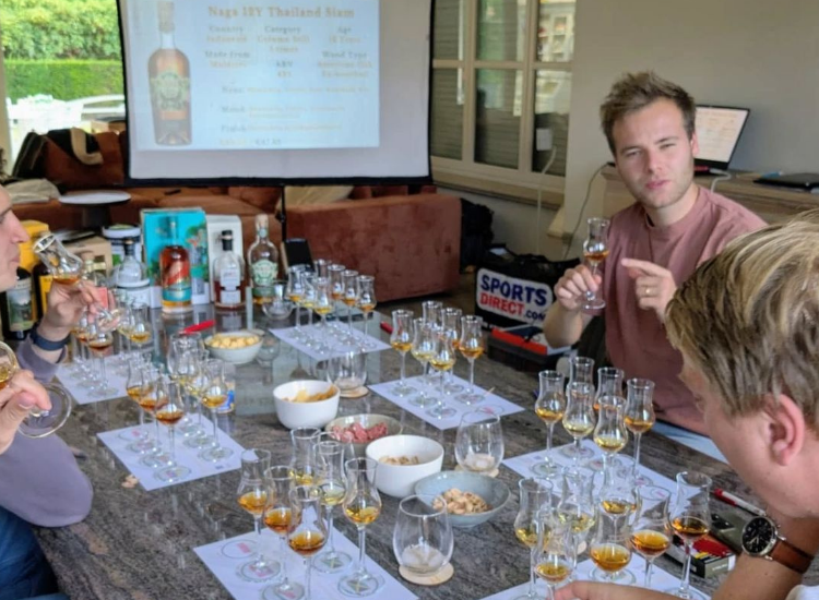 Phòng thưởng thức rượu Rum Bundaberg tại Úc Du khách tham gia tasting rượu Rum Bundaberg tại trung tâm tham quan Queensland Úc